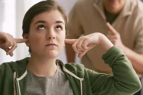 孩子的3个叛逆期家长该如何应对 (如何正确对待孩子三次叛逆期)