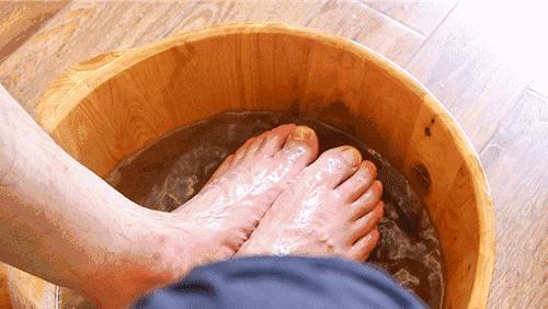 一到冬天手脚起皮干裂怎么治,冬天手脚干裂一招轻松缓解