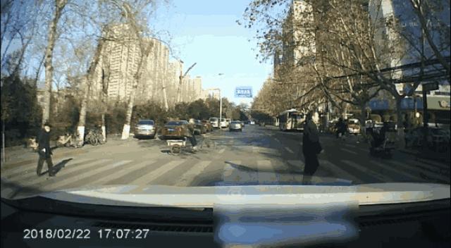 西安抓拍行人闯红灯,西安抓拍闯红灯视频