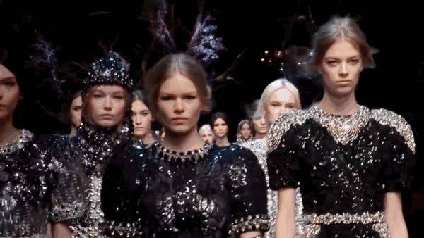 戳进来｜除了黄鹤楼和鸭脖子，这座城市竟然还有时装周这个大IP？