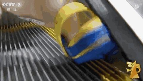 儿童穿洞洞鞋乘坐扶梯有危险吗,小朋友穿轮子的鞋子危险