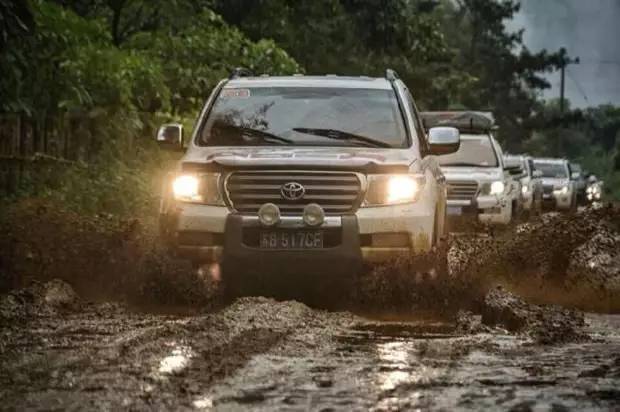 开车有坑洼的地面应该怎么通过,开车过坑洼路面技巧