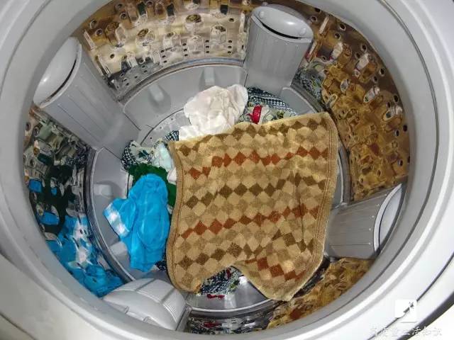 阴天洗衣服不干发臭怎么办,洗衣机快速弄干衣服的办法