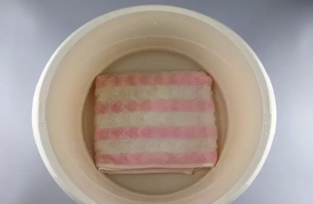 洗衣机湿衣服怎么快速变干,没用洗衣机甩的衣服怎么能快速干