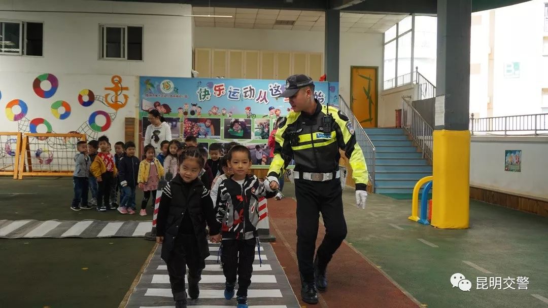 大手牵小手创文明,大手牵小手共创文明的内容