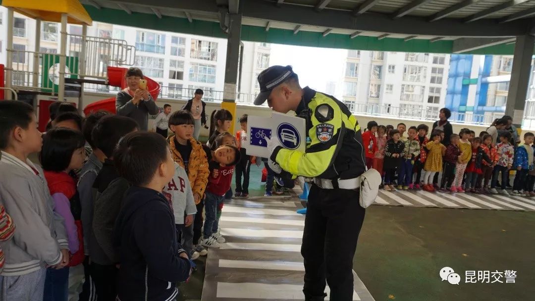 大手牵小手创文明,大手牵小手共创文明的内容