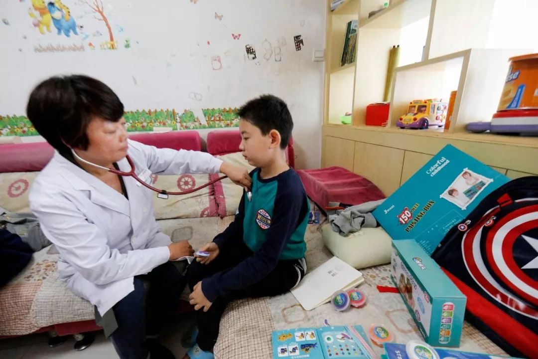 中国红基会与香港“黄福荣传爱基金”探访河南再障患儿