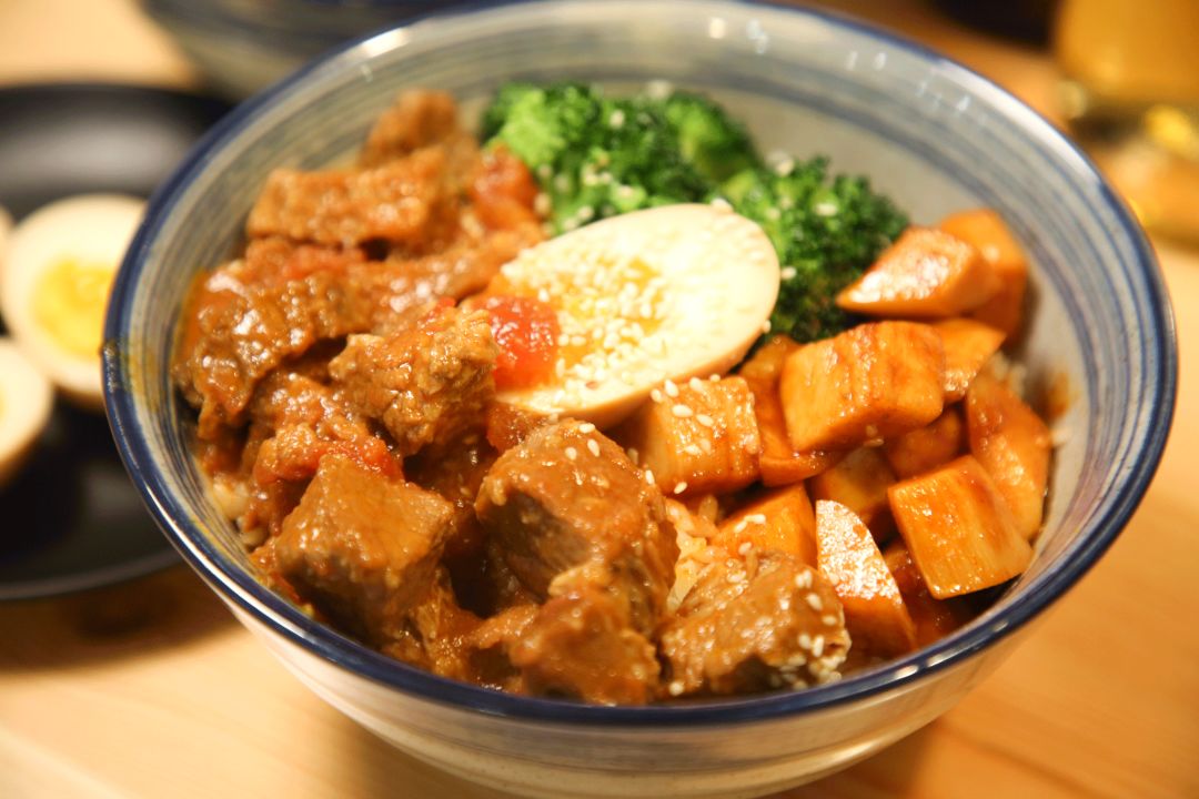 青岛这家进口海鲜店，竟把工厂开到了食客眼前？用自助价格吃怀石品质！