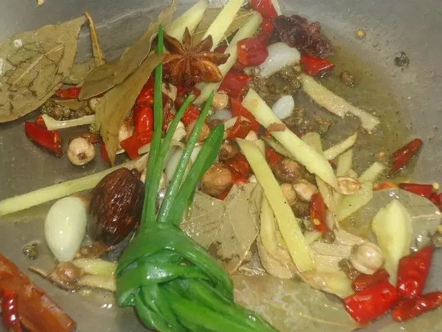 柳州螺蛳鸭脚煲最正宗的做法,自制螺蛳粉鸭脚煲