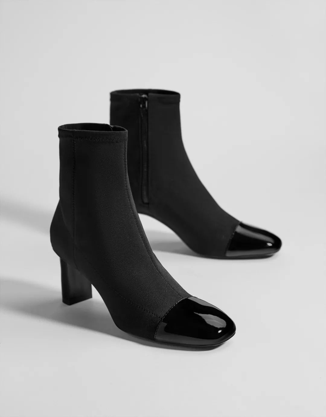 气场全开帅气,搭配黑色皮衣高跟短筒靴霸气个性