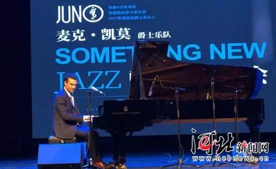 家门口看演出的快乐,家门口看大戏群众乐开怀