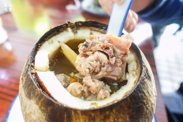 张敬轩住过的这条老街，随便几家美食店，加起来超过150岁！