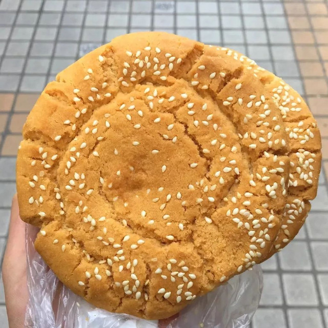 张敬轩住过的这条老街，随便几家美食店，加起来超过150岁！