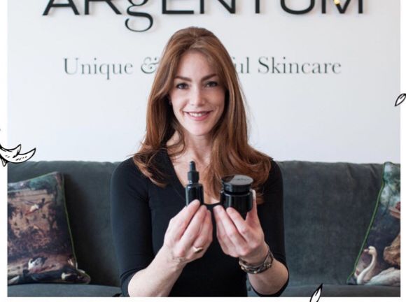 新欢曝光遭反锤，话题女王沉默是金立flag。