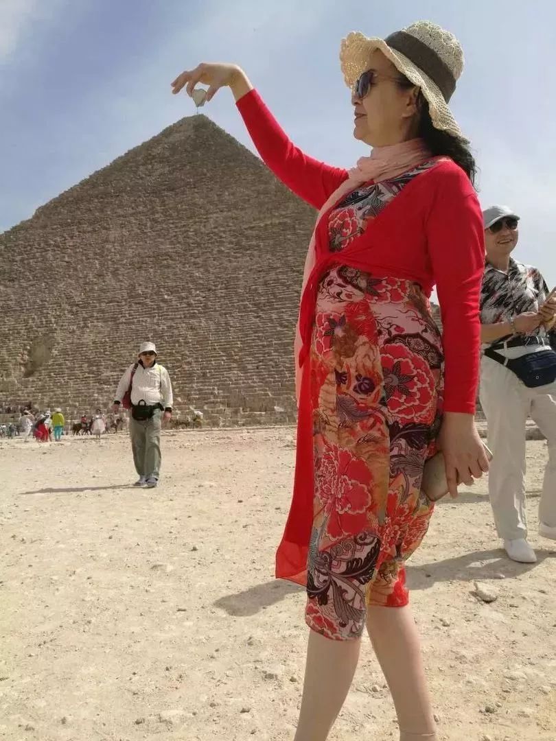 喜煞了！中国大妈外出旅游标准动作合辑！一招大雁南飞炫翻天！