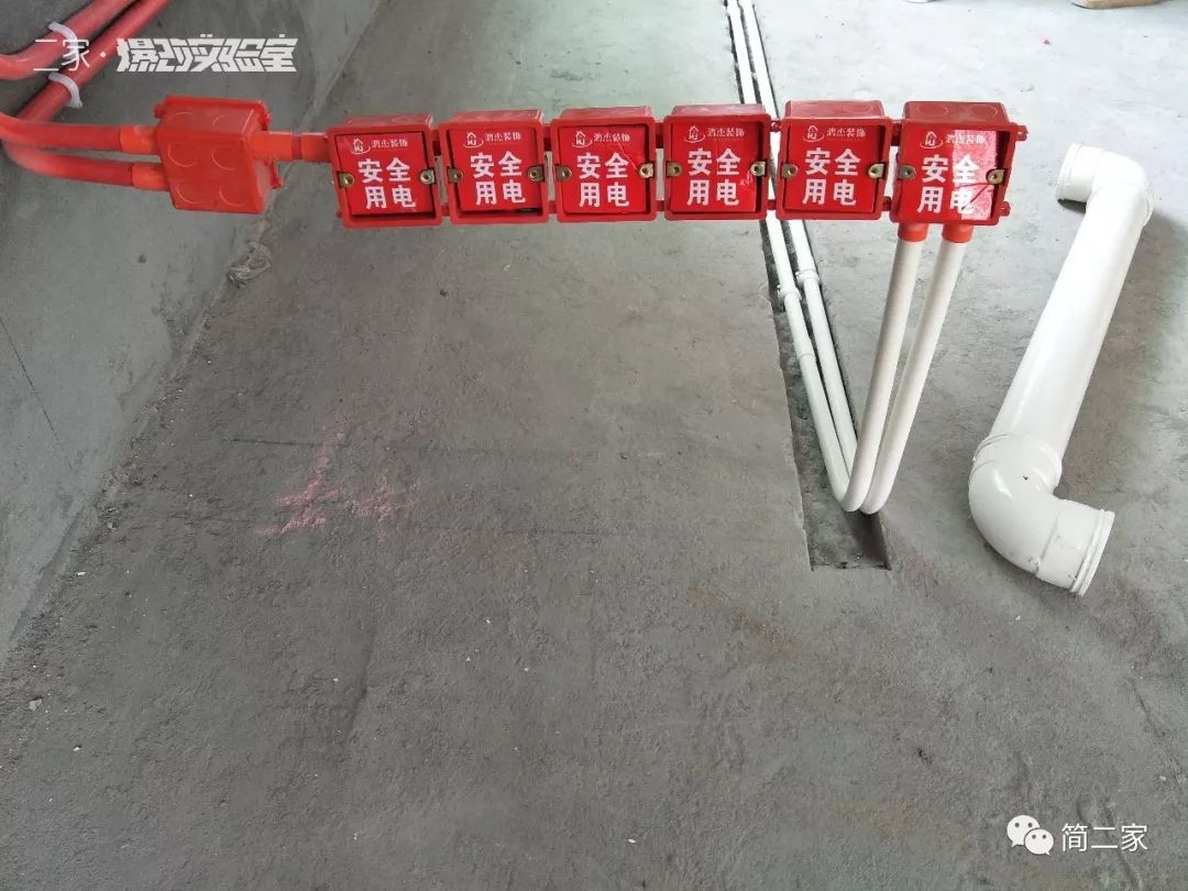 我们轰轰烈烈拆了10面墙，最后，在卧室吃上了烤翅……