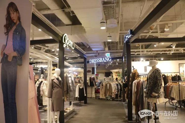 冬季黑色羽绒服高级配色,冬季好看的黑色羽绒服推荐