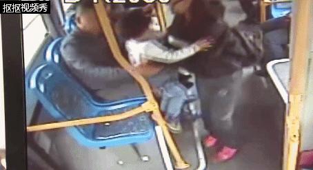 哭笑不得！两岁萌宝竟然叼着奶瓶坐公交车出走了，还认了个小兄弟