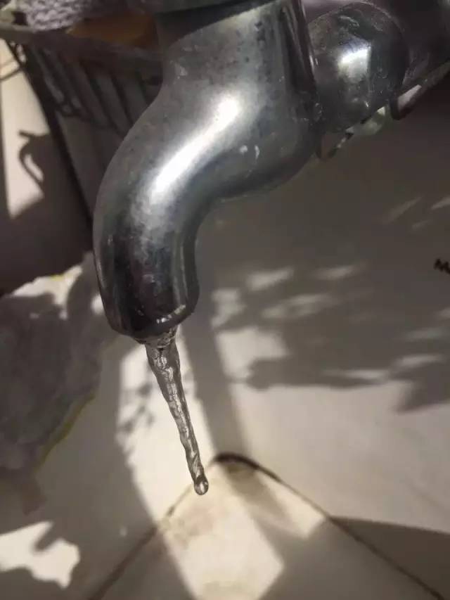 冬天家里水管被冻住怎么办,家里水管被冻需要打开水龙头吗