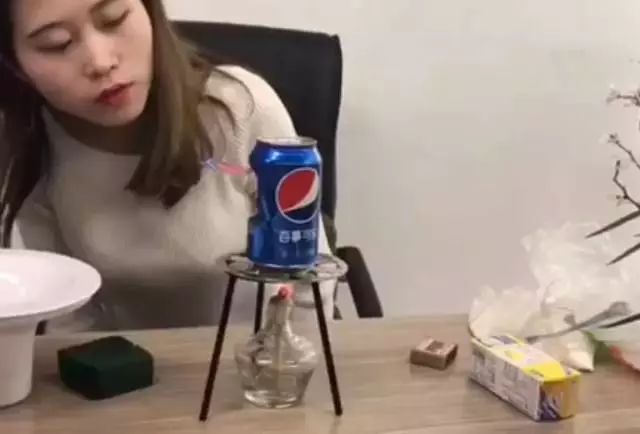 给跪了！在办公室用公司饮水机煮火锅，奇葩网红还用各种工具烹饪食物……这种脑洞大开要不得！