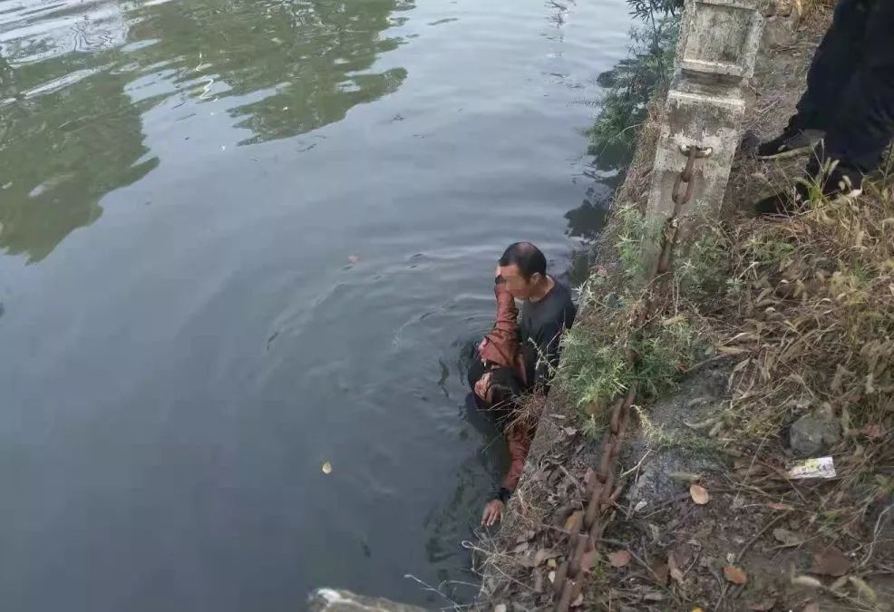 杭州男子一个举动，300万*迁拆**款打了水漂！妻子气得跳河！网友：不值得