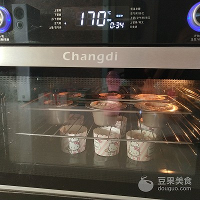 熊猫杯子蛋糕的做法,萌物杯子蛋糕的做法