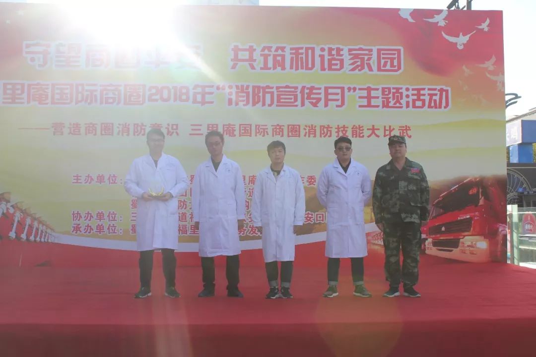 燃！国购广场前上演了一场特殊“比赛”，引大批路人围观！