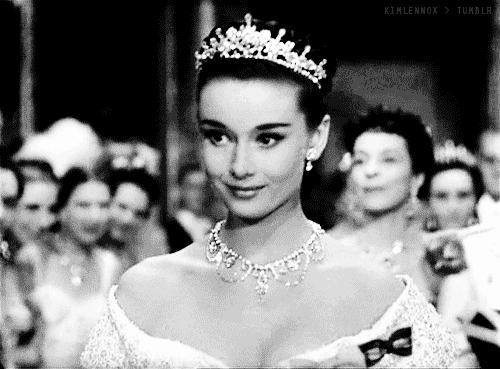 年会没有晚礼服怎么穿,出席年会如何穿着更受欢迎