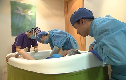 谢依霖怀孕晒b超照散发母爱光环,谢依霖讲述水中分娩