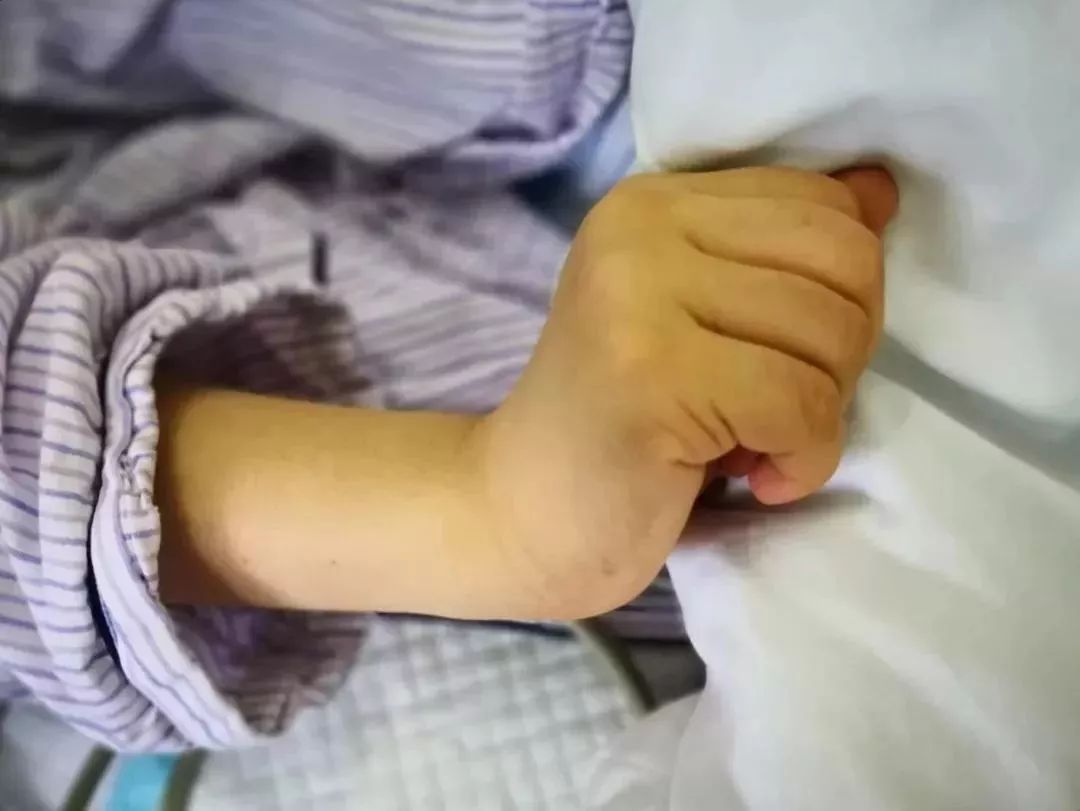 女子在飞机上呼吸困难,女护士飞机上乘客情况危急求救