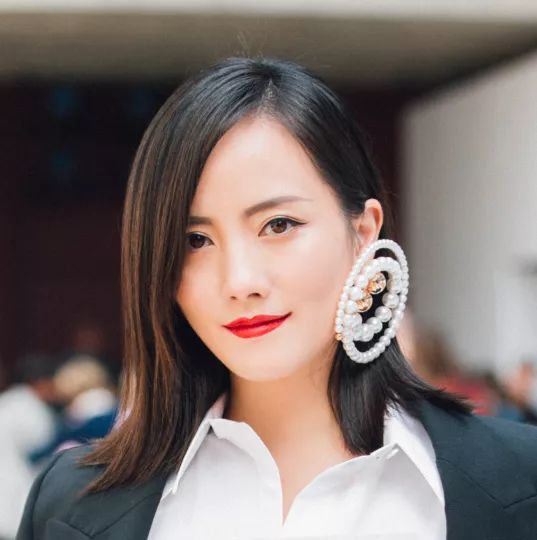 姑娘，我看你双目涣散、唇周长毛、乳晕发黑......