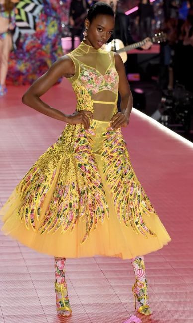 维秘年度“丑”秀落幕，我只记住了各种美好肉体……和东北大花袄！