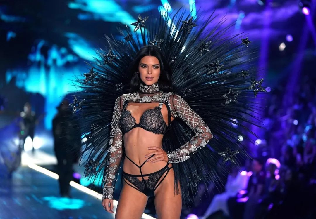 今年画风是“东北花袄大战海胆精”！维密“老”矣，尚能“秀”否？