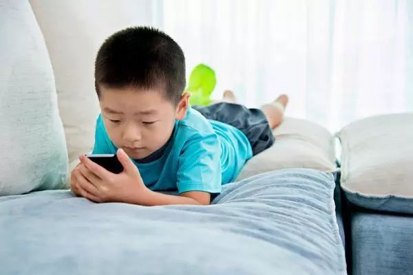 13岁孩子偷钱要不要负刑事责任,14岁孩子偷钱买手机商家给退吗