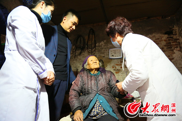 医院帮扶低保户走访慰问暖人心,医院走访入户关心重病孩子