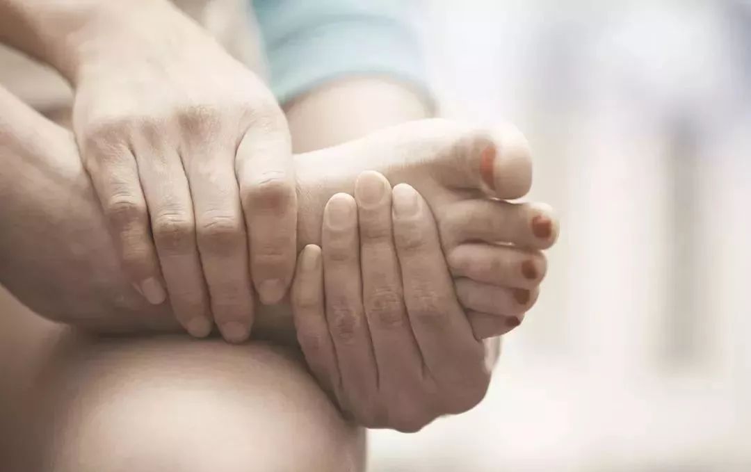 双脚是肝脏健康的报警器,双脚突然出现10大疾病征兆