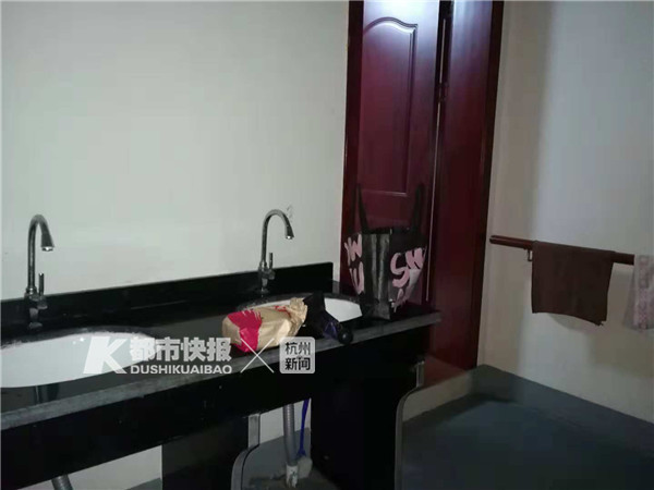 她是谁?为什么肚子这么大了,还经常在这家肯德基过夜?从不点单,都捡别人剩下的