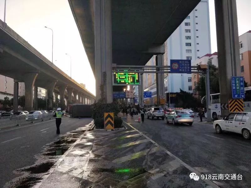 云南昭通二环路货车侧翻,昆明官南大道货车侧翻