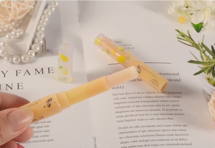 风靡泰国，男女必备的打啵神器，这支润唇膏涂一次等于敷10次唇膜