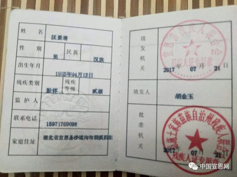 爱心接力助老人走出困境,父子爱心接力为福利院老人送温暖