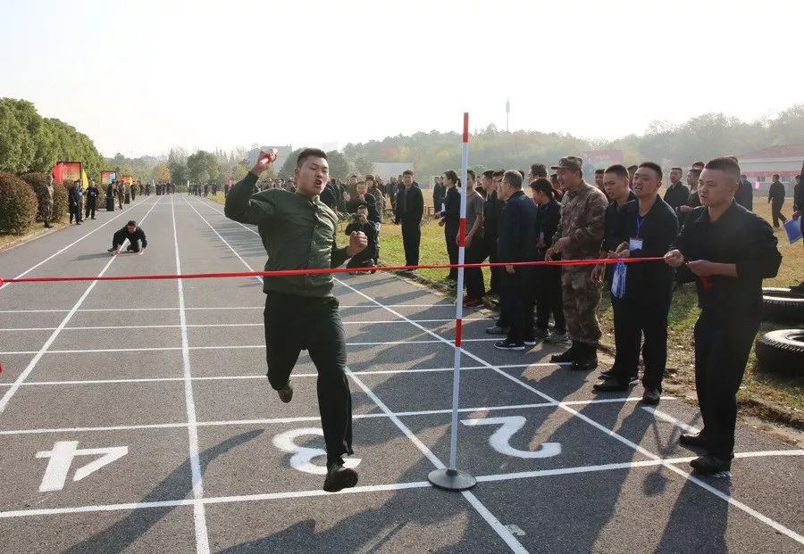 解放军运动会扛着炮跃过障碍,直击军体运动会