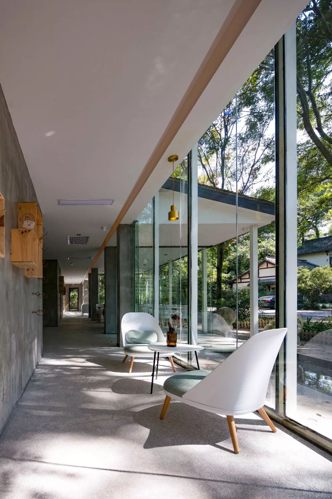 自称“射鸡师”！这个“不太正经”的设计师把酒店开了半个中国，今年终于到杭州了！