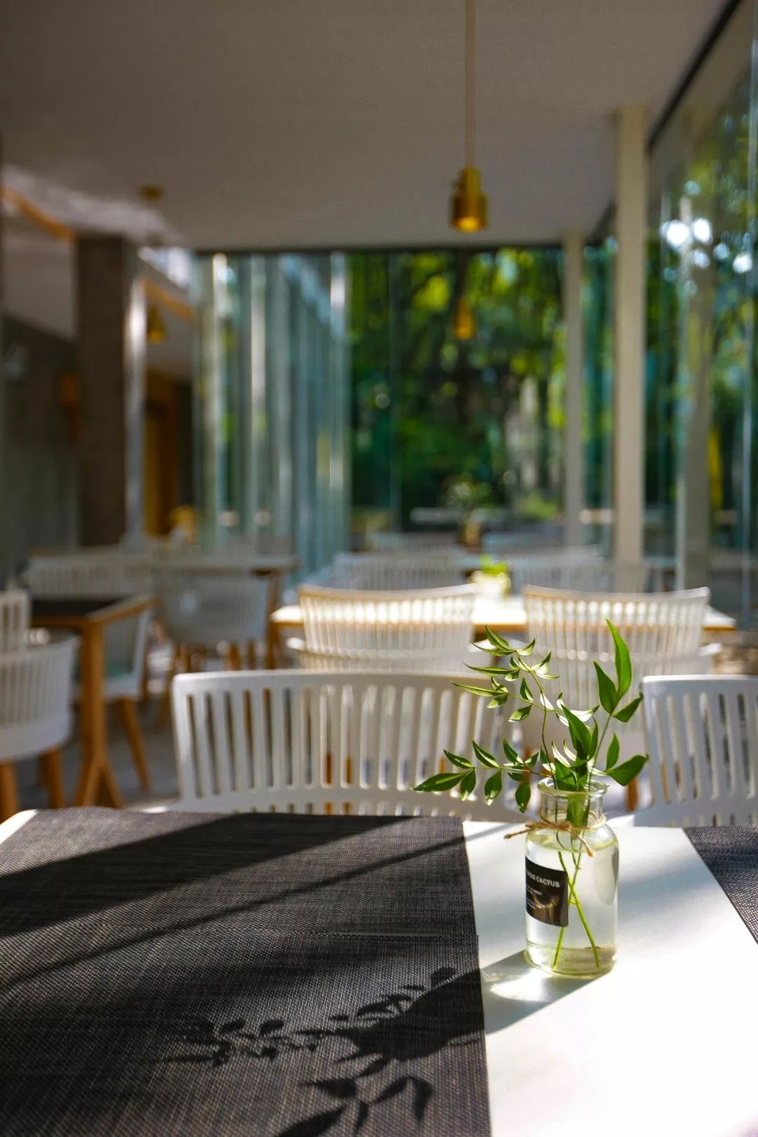 自称“射鸡师”！这个“不太正经”的设计师把酒店开了半个中国，今年终于到杭州了！