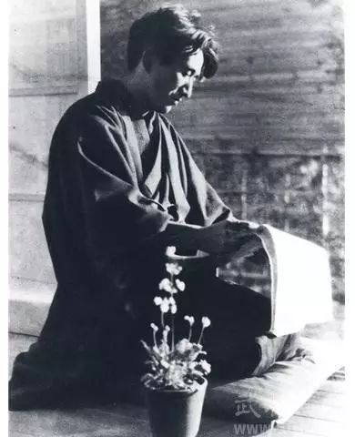 生而为人我很抱歉的日语,太宰治为什么说生而为人我很抱歉