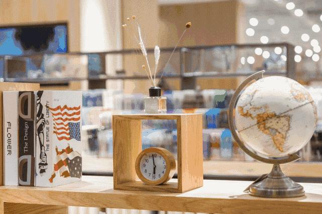 模仿海澜之家男生,模仿优衣库的店