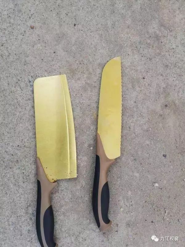 男子持斧头当街伤人执勤武警制服,多名民警拿钢叉制服持刀男子