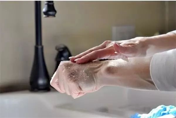 双手又干又糙？教你几招，让双手又白又嫩~