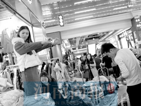 郑州有店铺降价三成没能多销今年的冬装有点“冷”