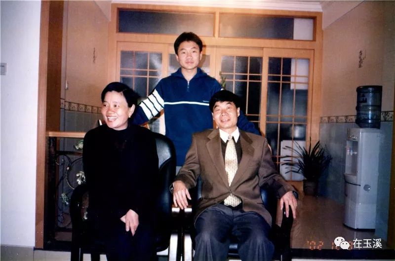 老照片里的故事合集,全家福老照片的故事