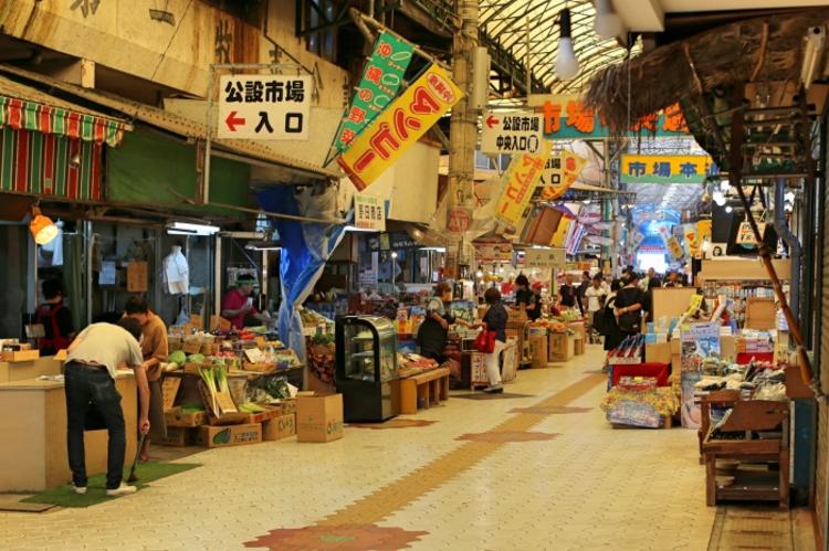 离开东京，去冲绳开一家5.5平米的旧书店！｜吉井忍的二次会